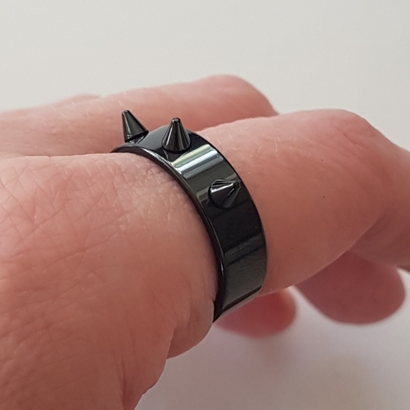 🤘🏻 Spiked Black Ring - Picture 2 of 7